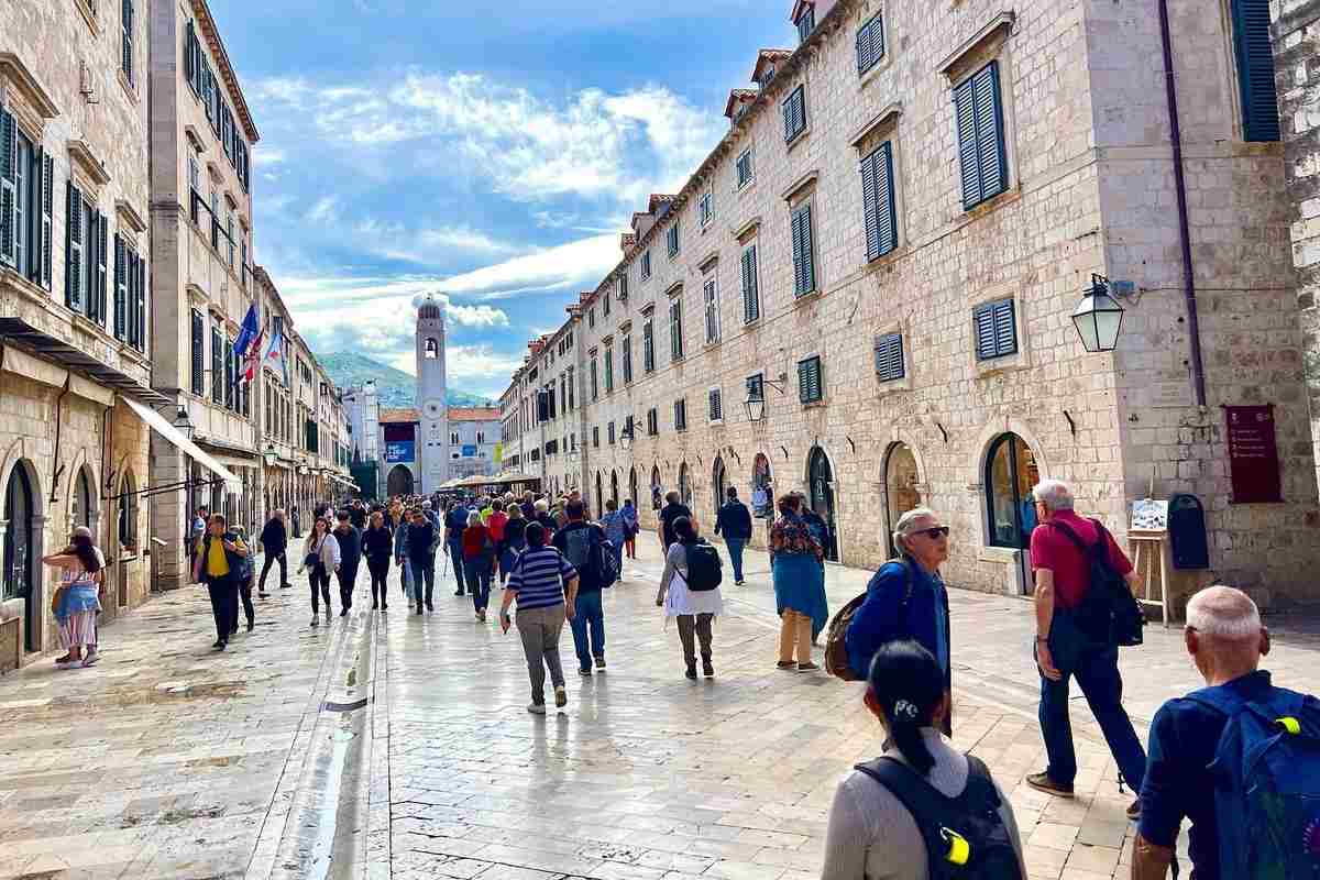 Dubrovnik beszigorít: tilos húzni a görgős bőröndöt az Óvárosban!
