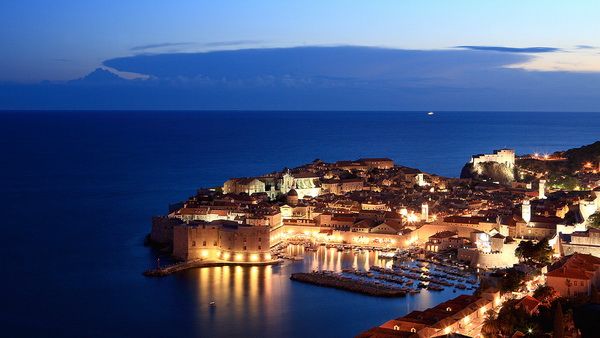 Dubrovnik és a tenger este (Kép: http://commons.wikimedia.org)